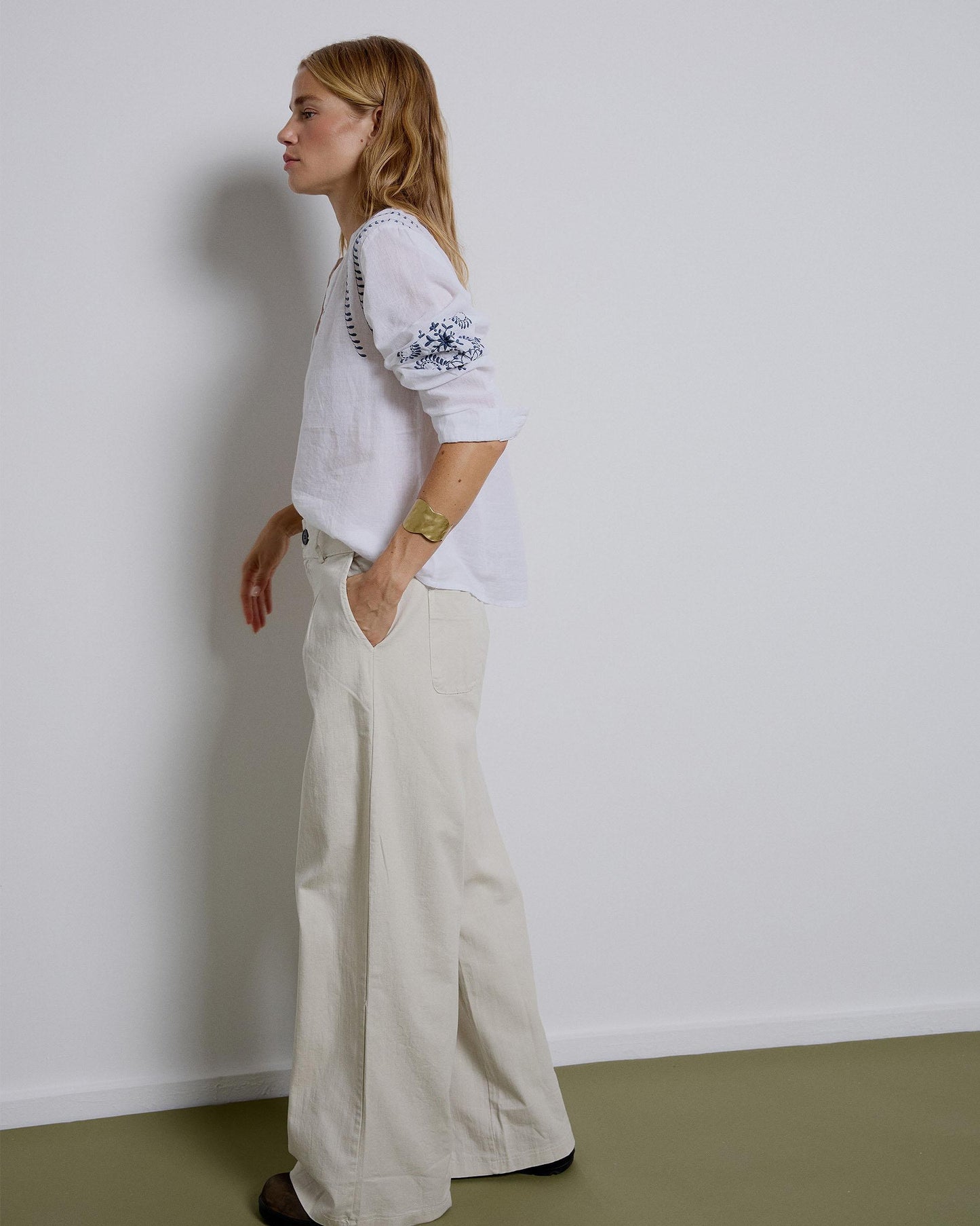 Blusa Bordados Cuello Mao Blanca