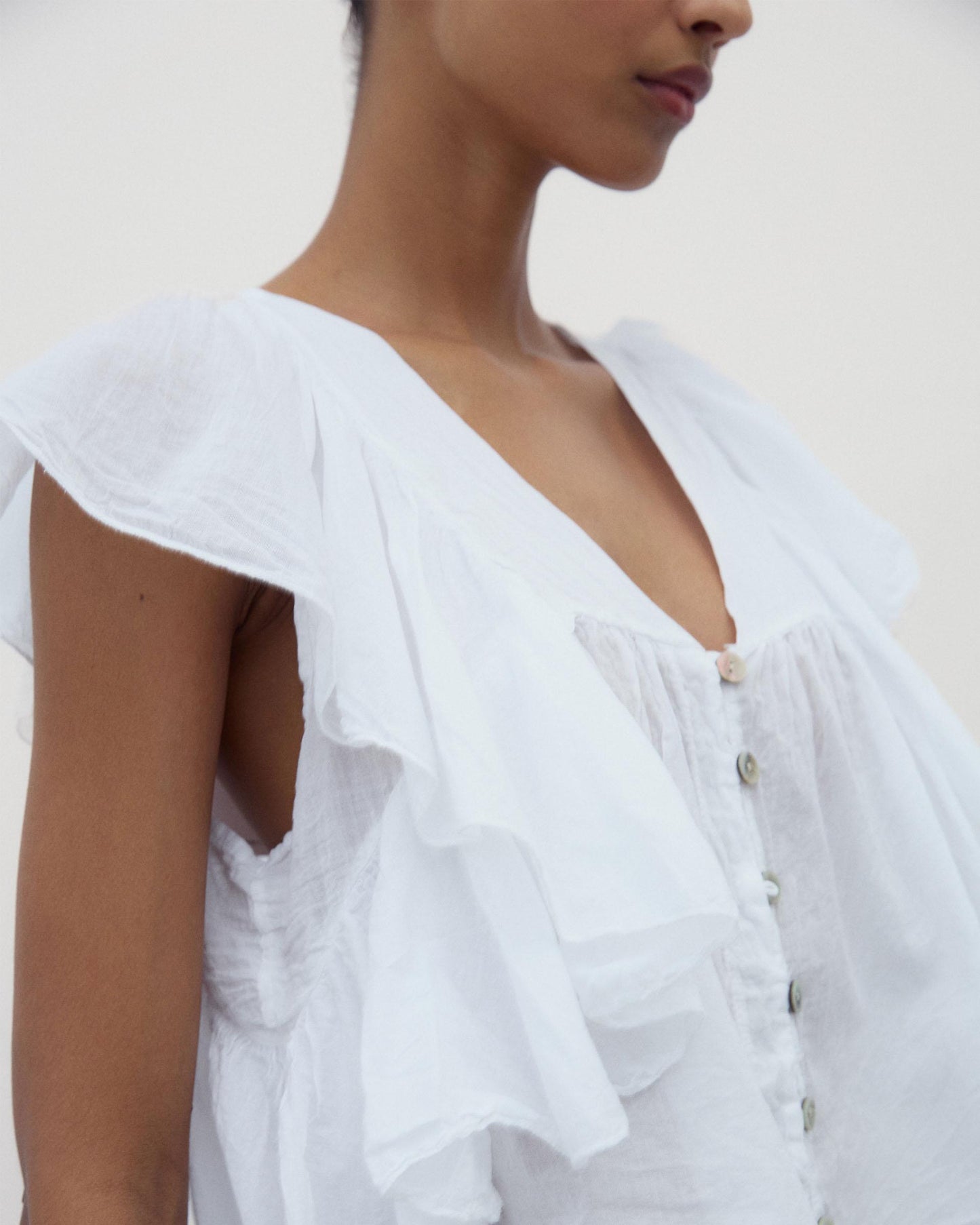 Blusa Botones Volantes Blanca