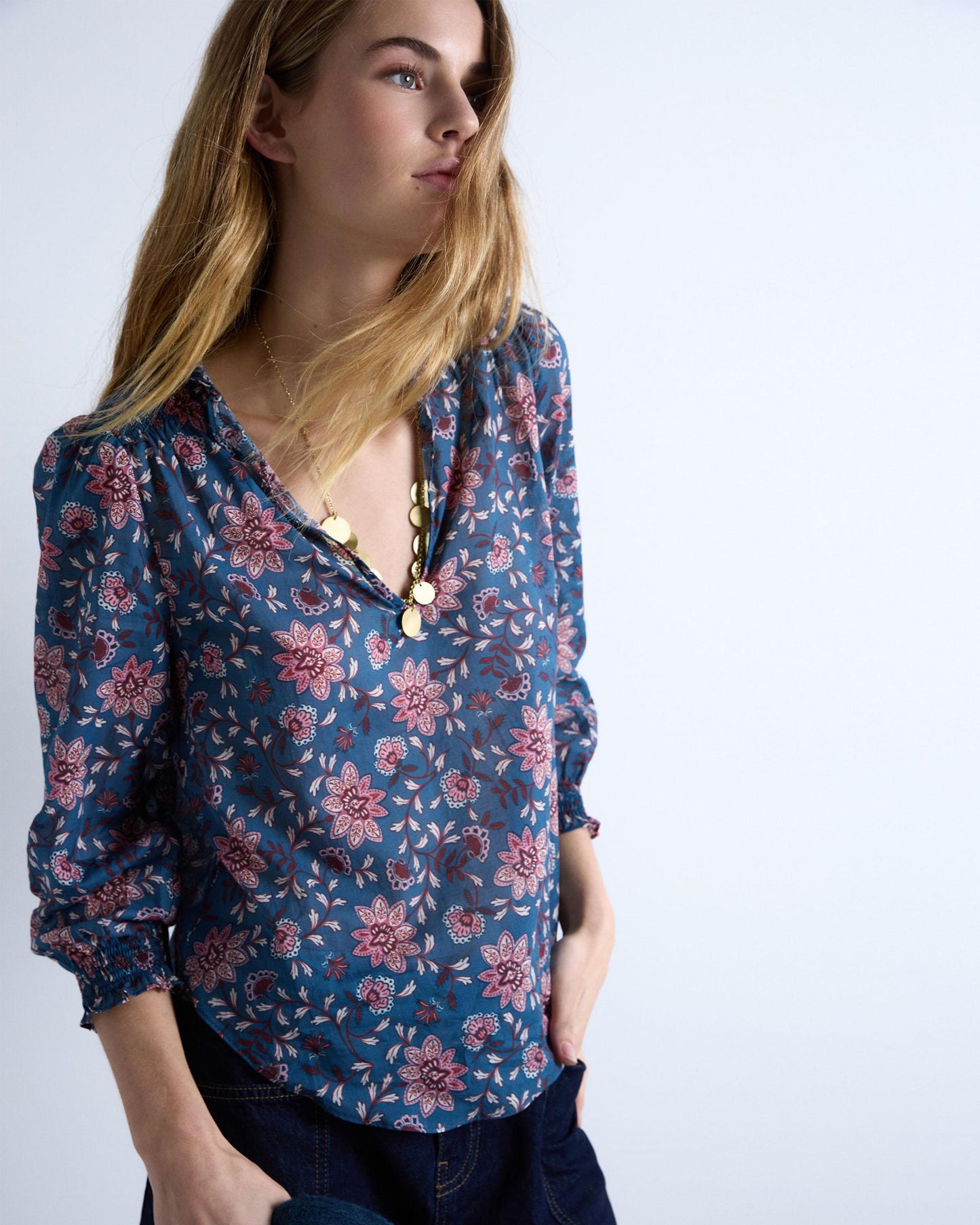 Blusa azul com estampado floral