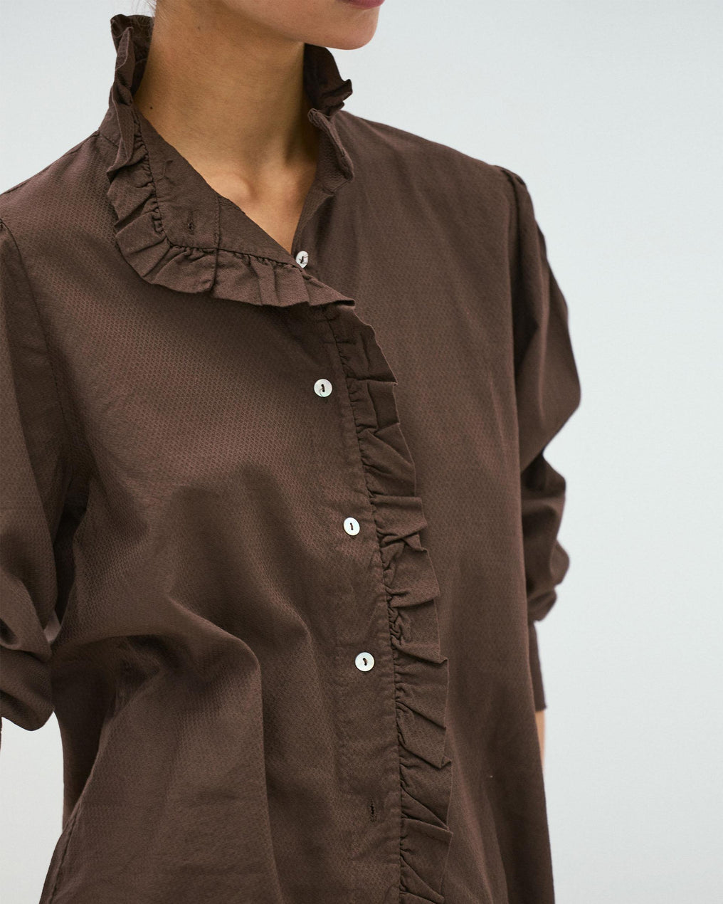Blouse Col Montant Boutons Volant Marron