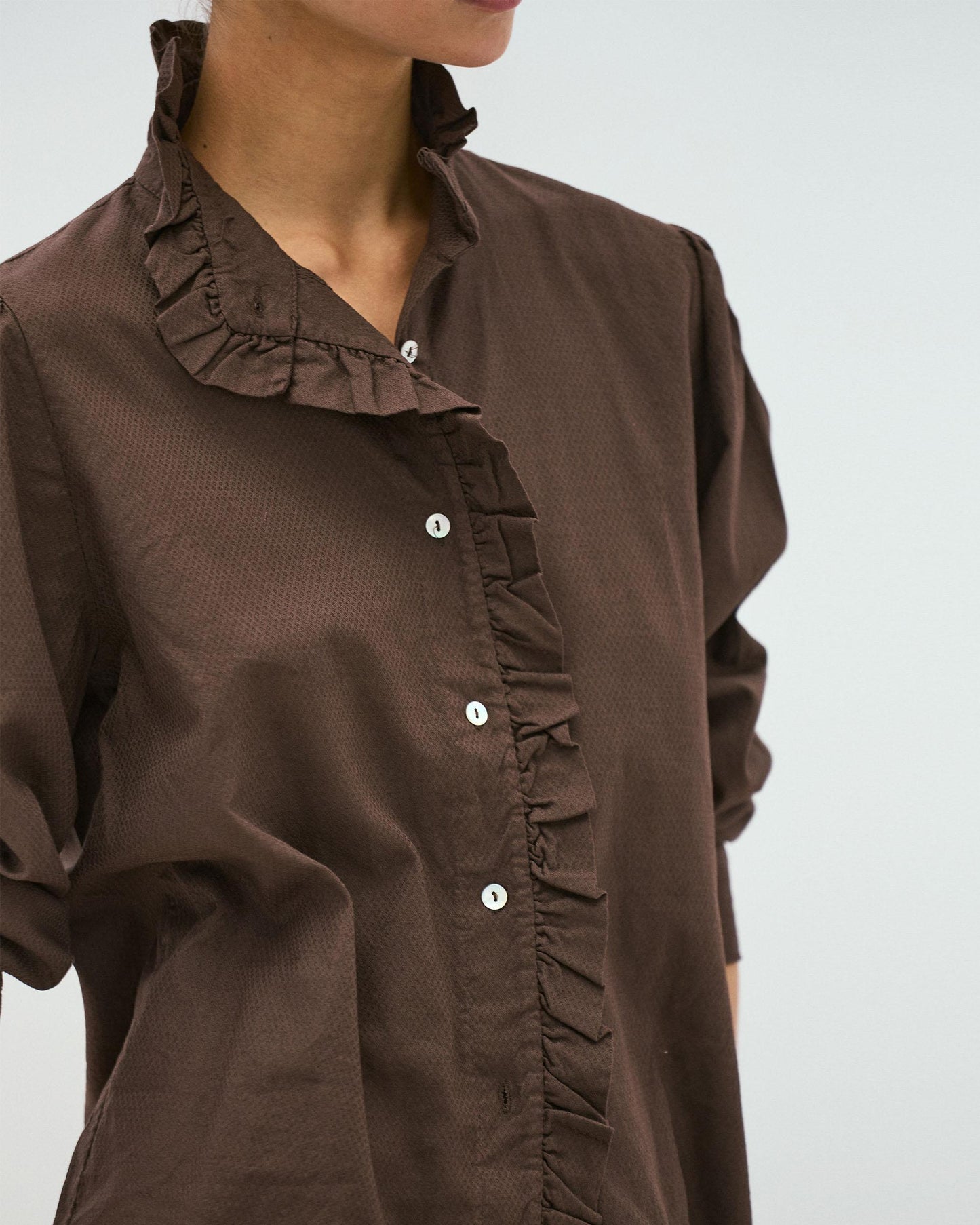 Blouse Col Montant Boutons Volant Marron