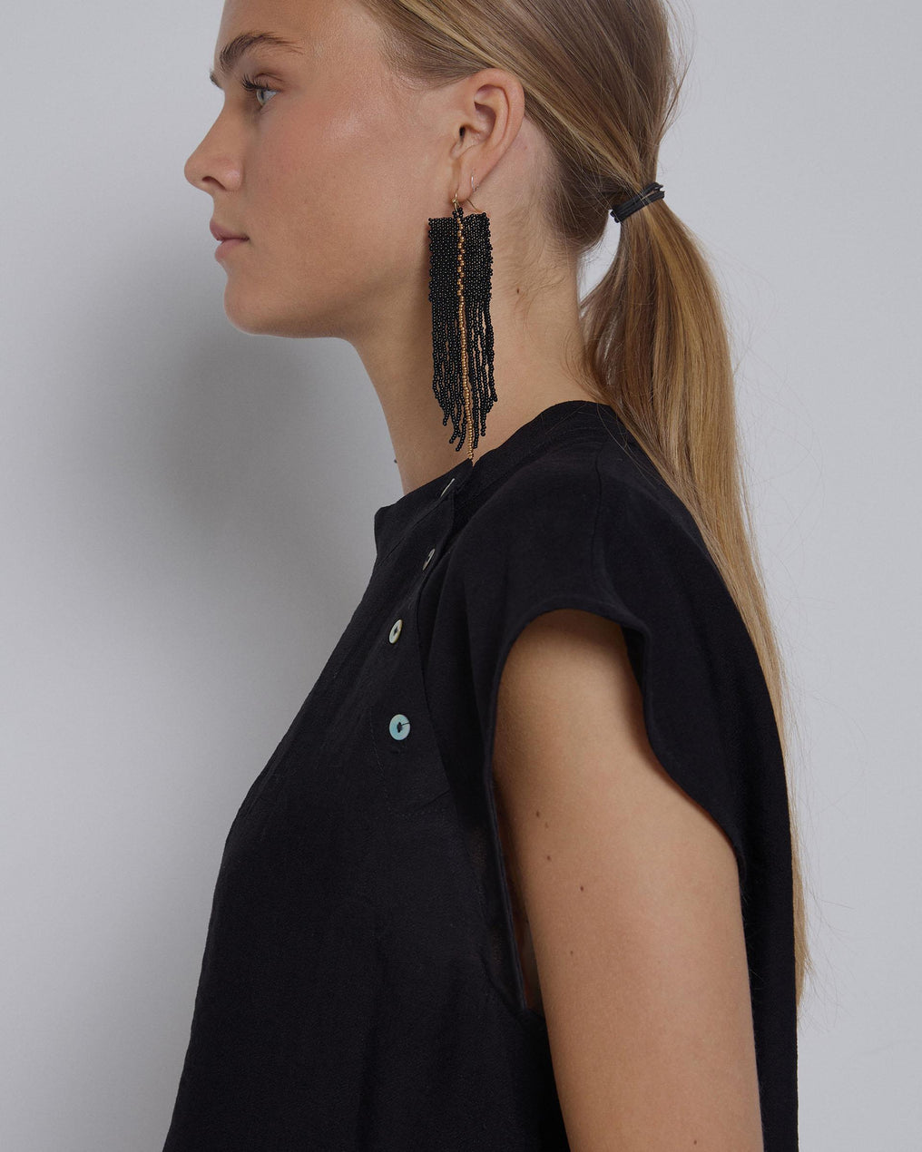 Blusa preta com botões laterais