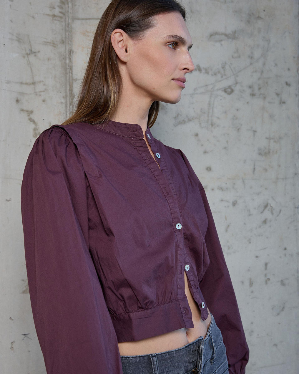 Camisola roxa com lapela e ombro