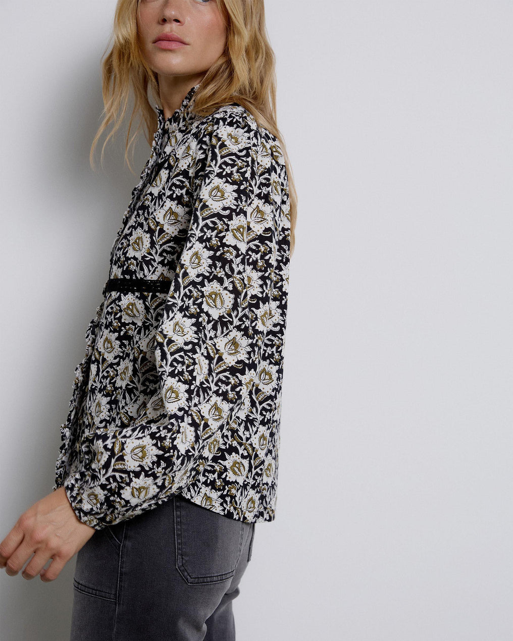 Blusa preta com jugo de renda estampada