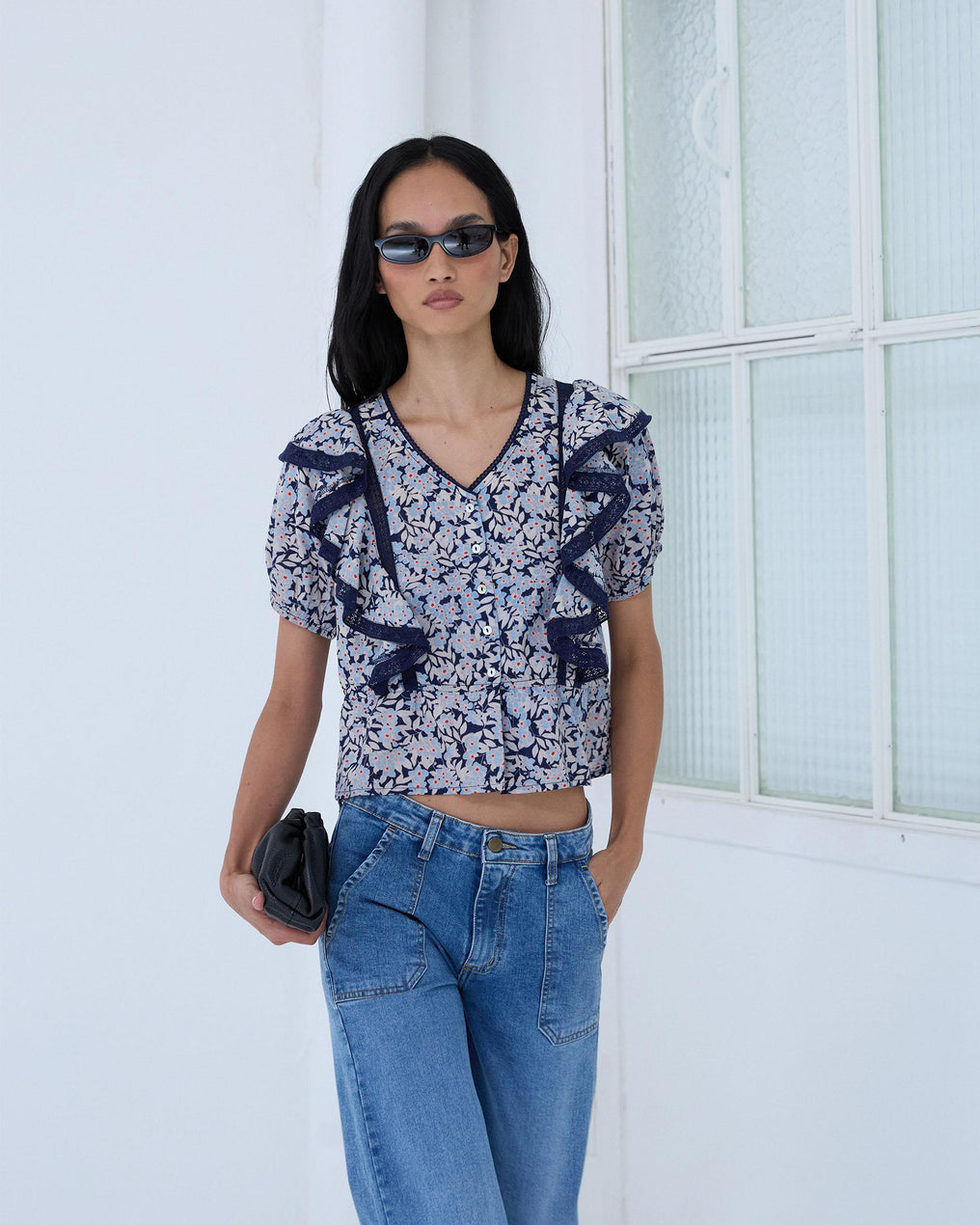 Blouse Bleue Imprimée à Manches Courtes, Boutons et Volants