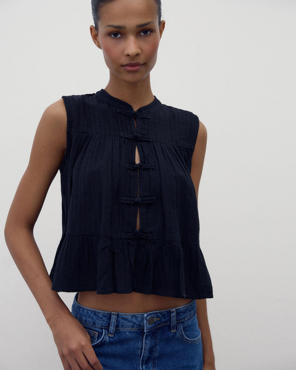 Blusa Sin Mangas Alamares Negro