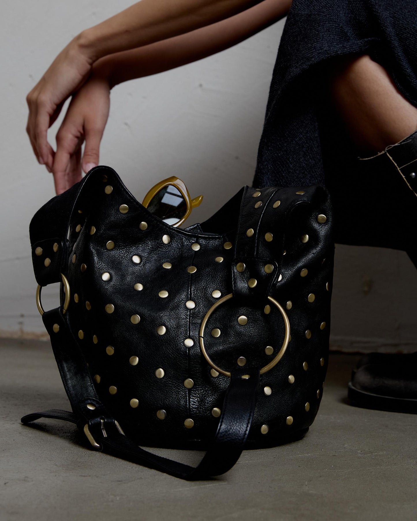 Bolsa balde de couro cravejado preto