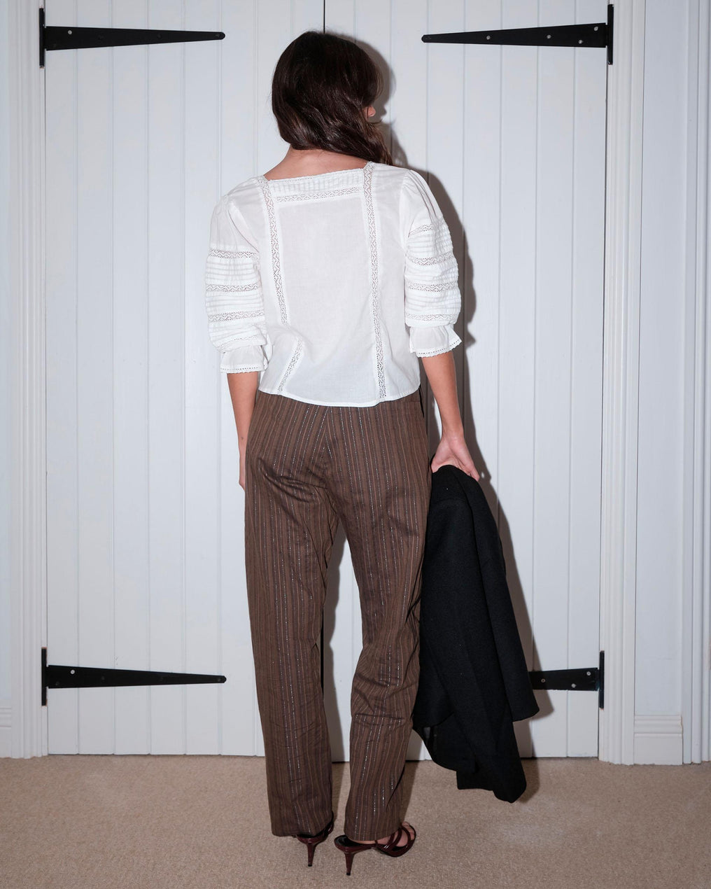 Calças castanhas com cintura ajustável por cordão