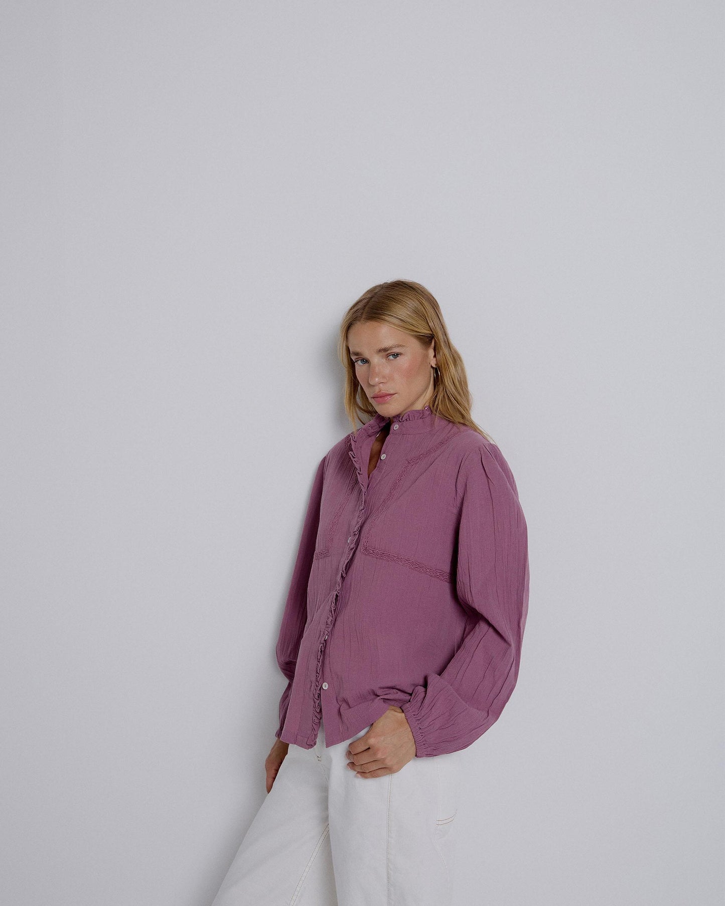 Blusa de renda lilás com jugo