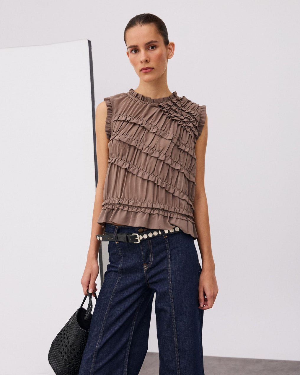 Top Taupe sans Manches à Volants Diagonaux