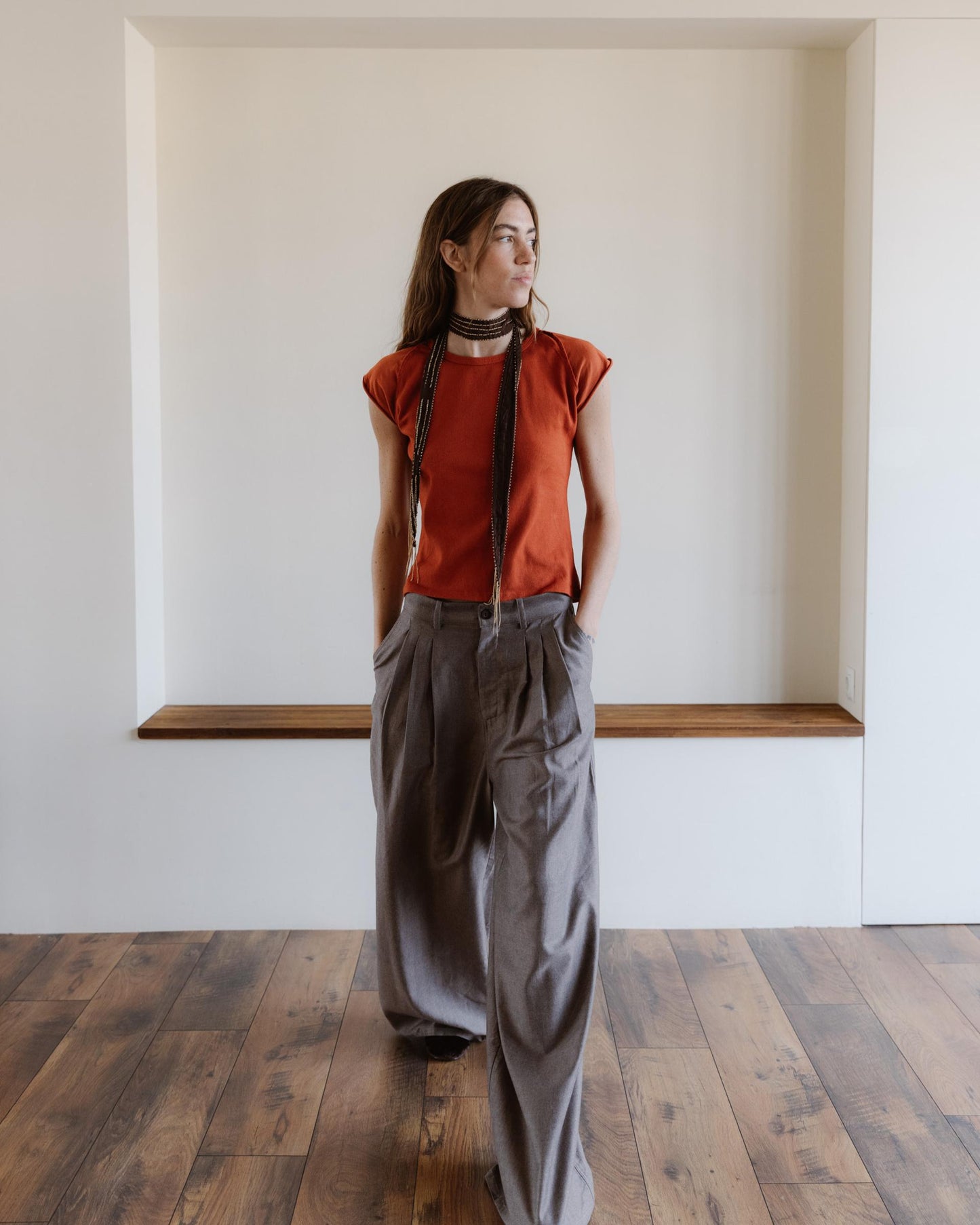 Pantalón Espiga Pinzas Delanteras Taupe