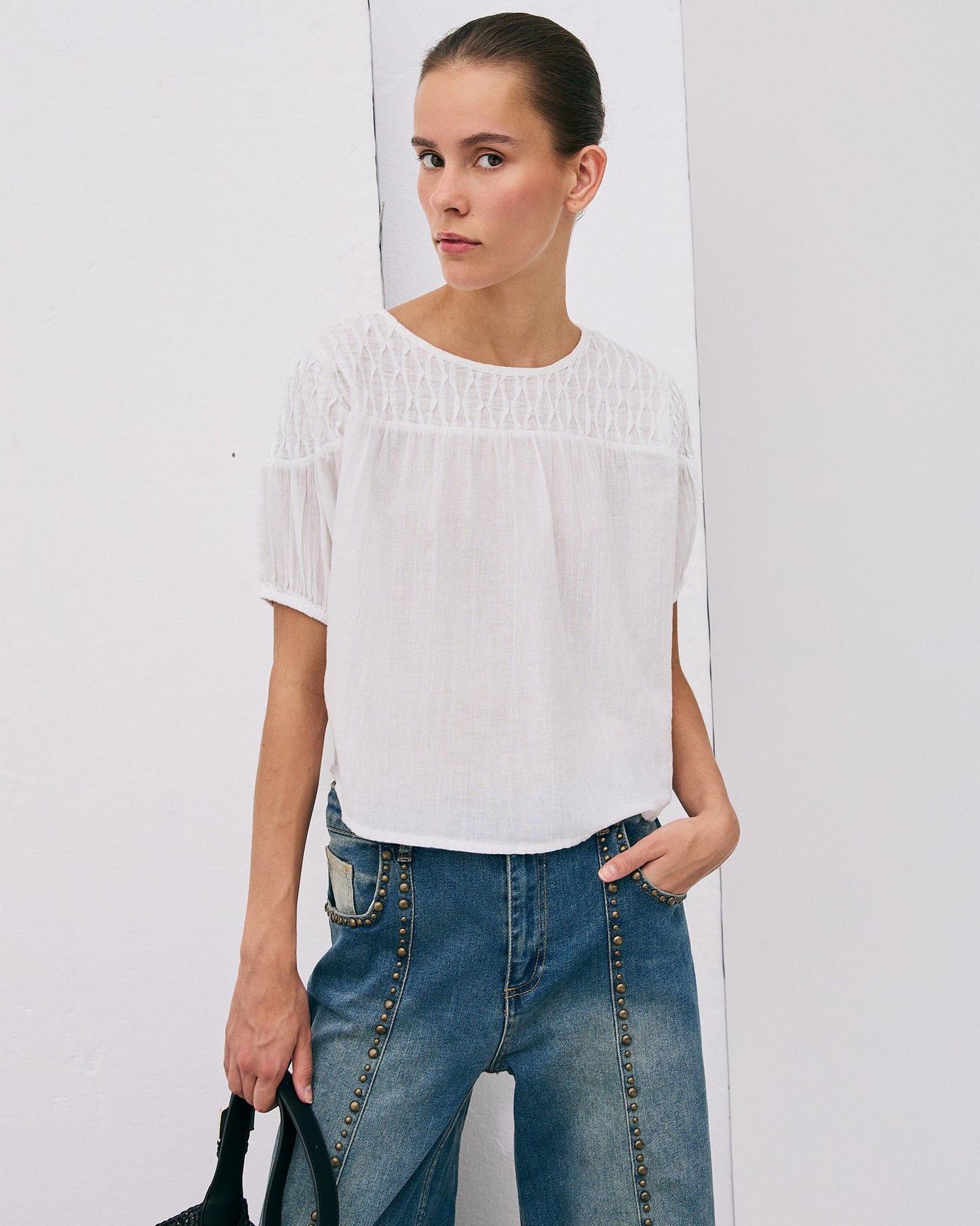 Blusa com Detalhes na Pala Branca