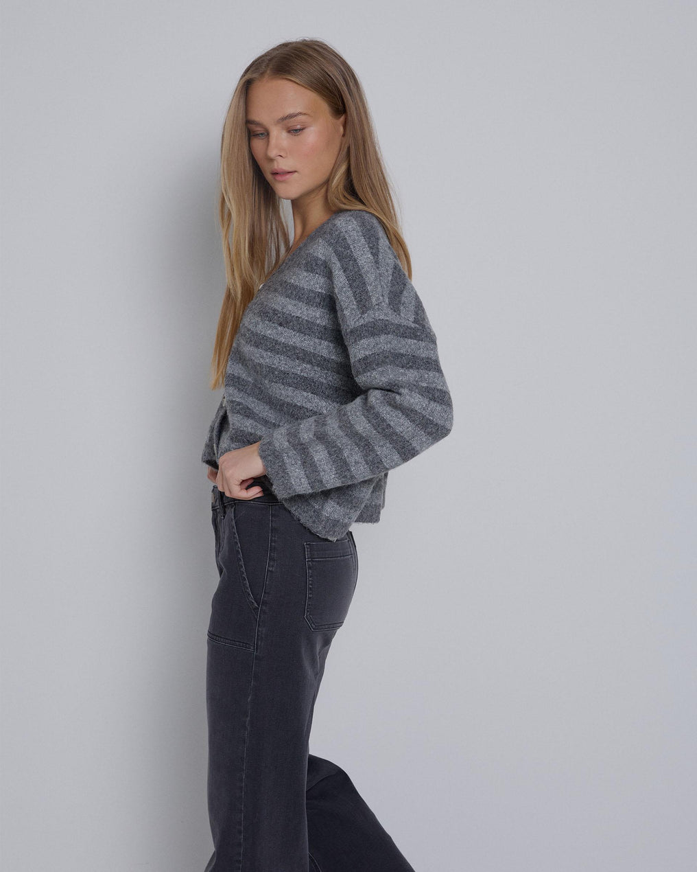 Casaco de malha cinza às riscas com decote em V