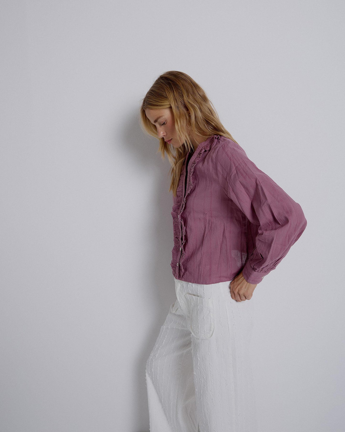 Blusa de tecido às riscas rosa com folhos