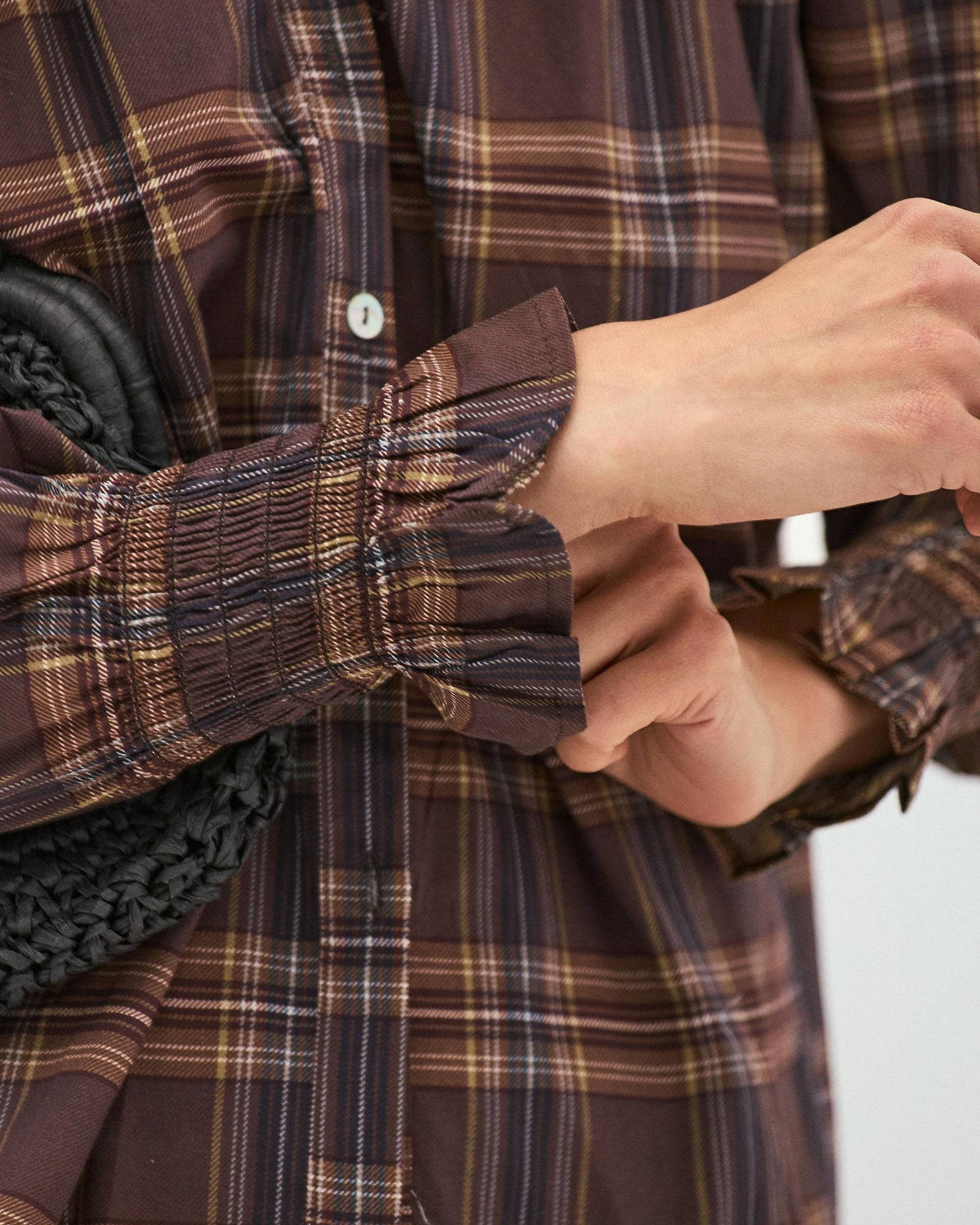 Blusa castanha com gola xadrez e estampado favo de mel