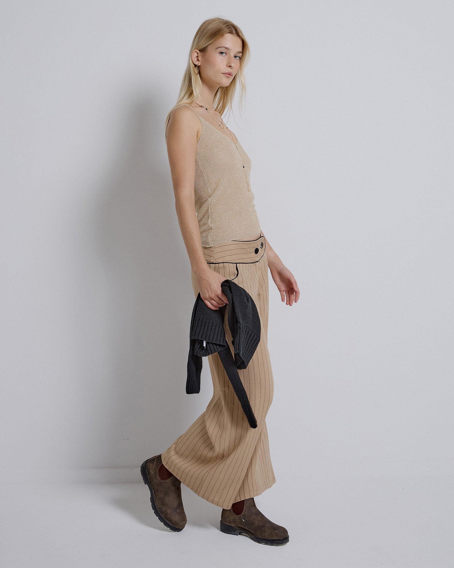 Top com alças de lurex dourado