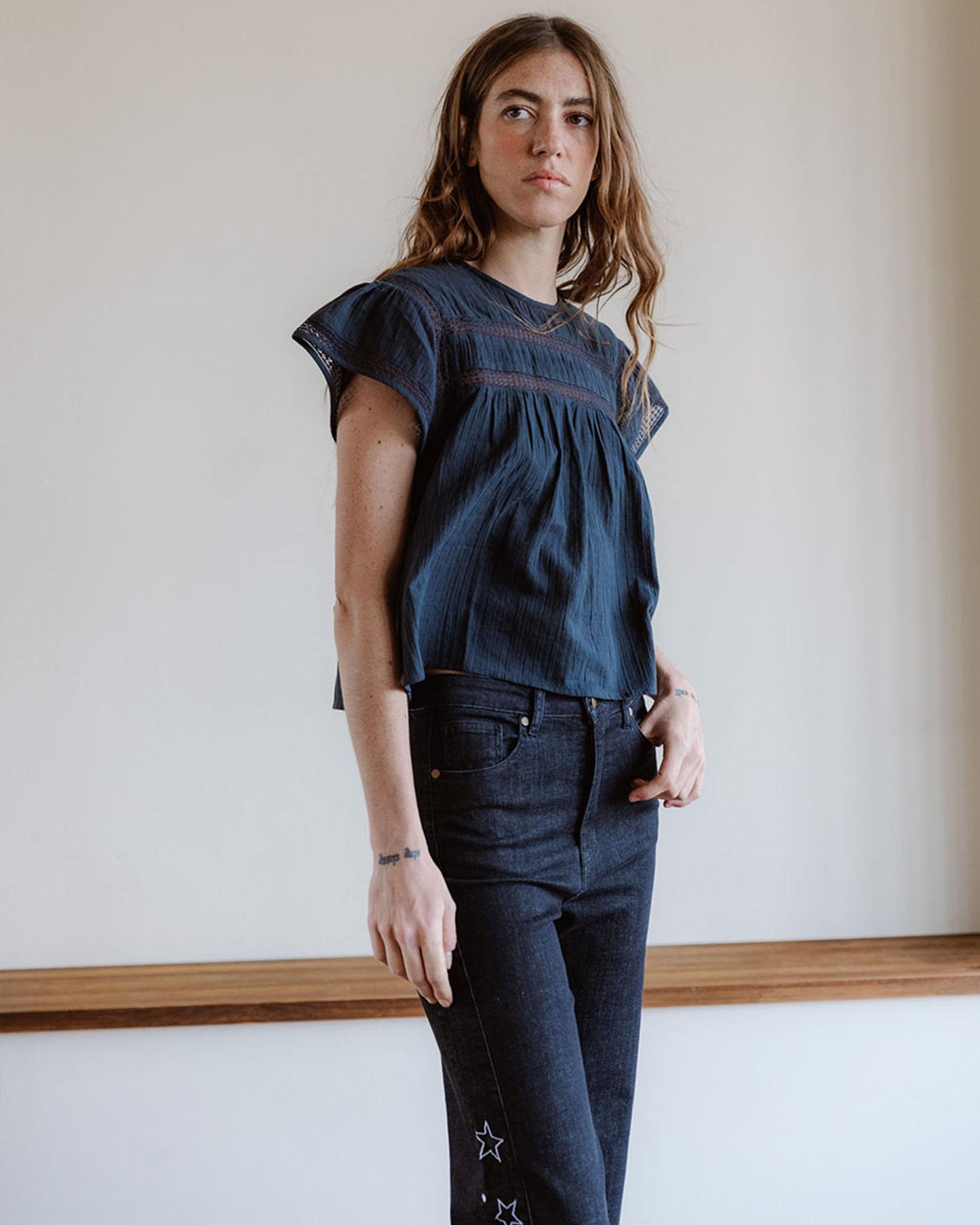 Blusa Manga Corta Puntillas Delantero Antracita