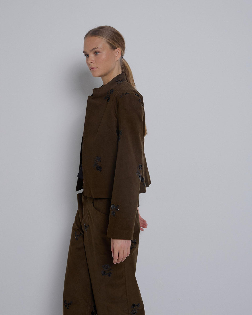 Casaco Micropana Verde Escuro com Flores de Lantejoulas