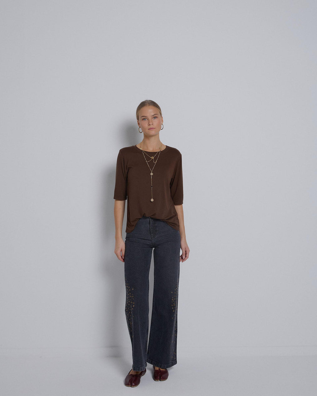 T-shirt castanha de manga francesa