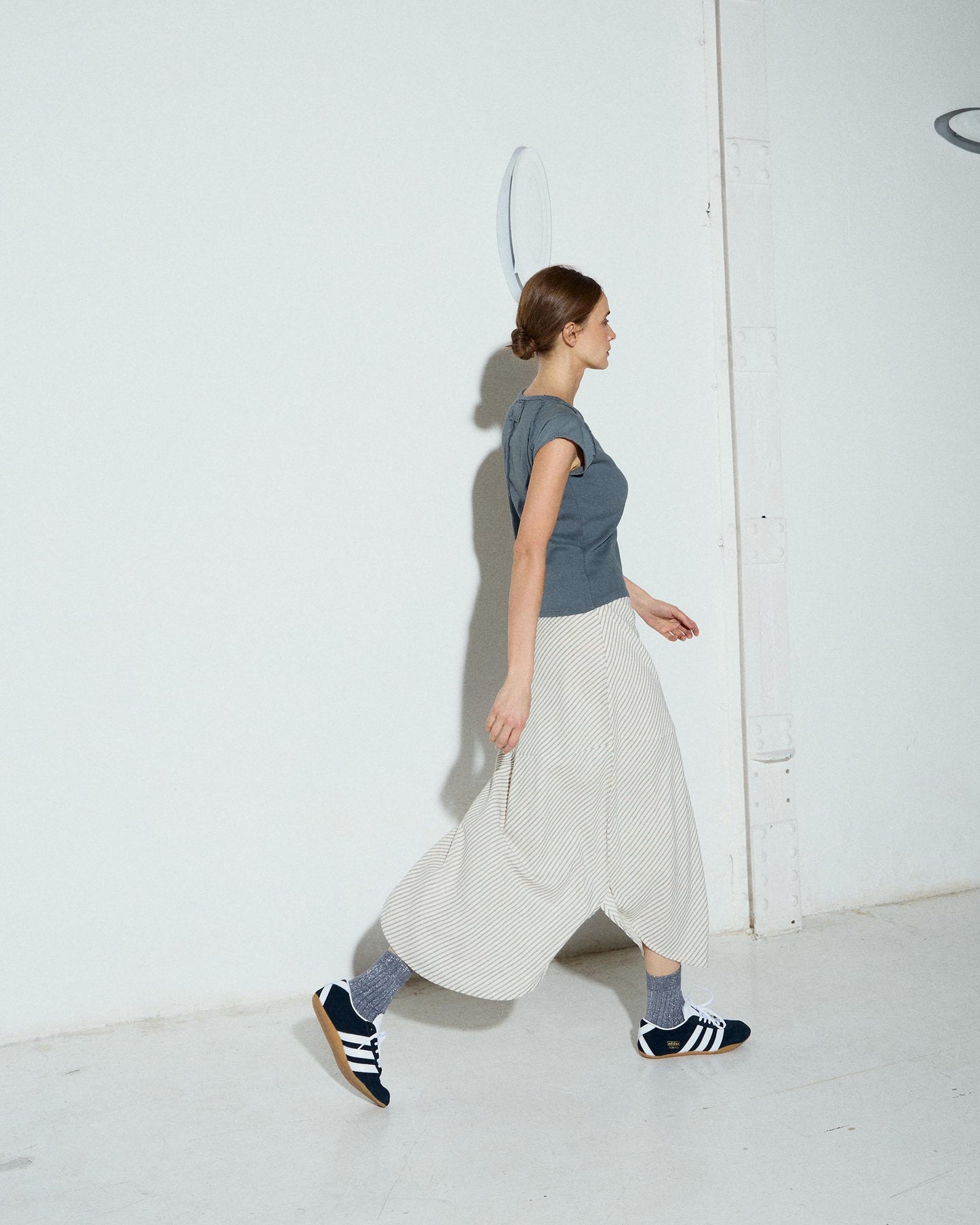 Saia branca com estampado de riscas diagonais