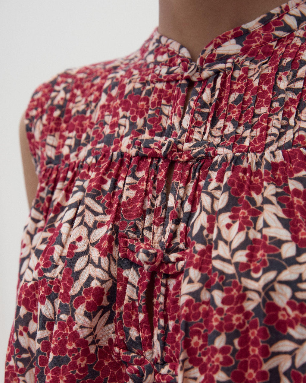 Blusa Sin Mangas Alamares Estampada Granate