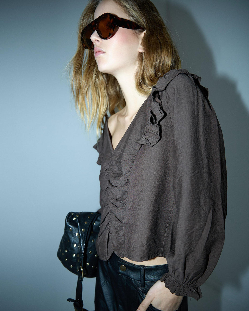 Blusa castanha com folhos e franzidos