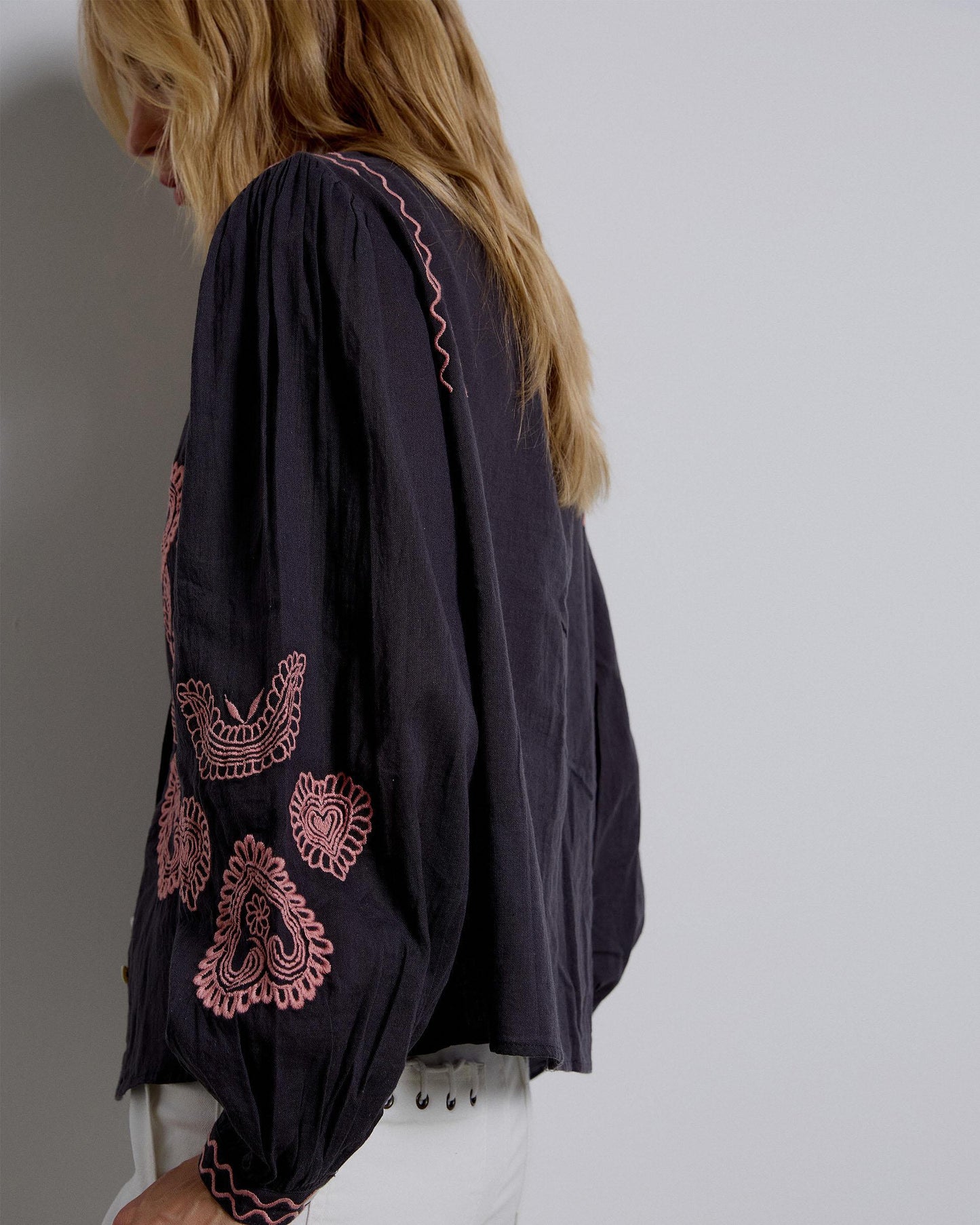 Blusa Bordados Delanteros Antracita