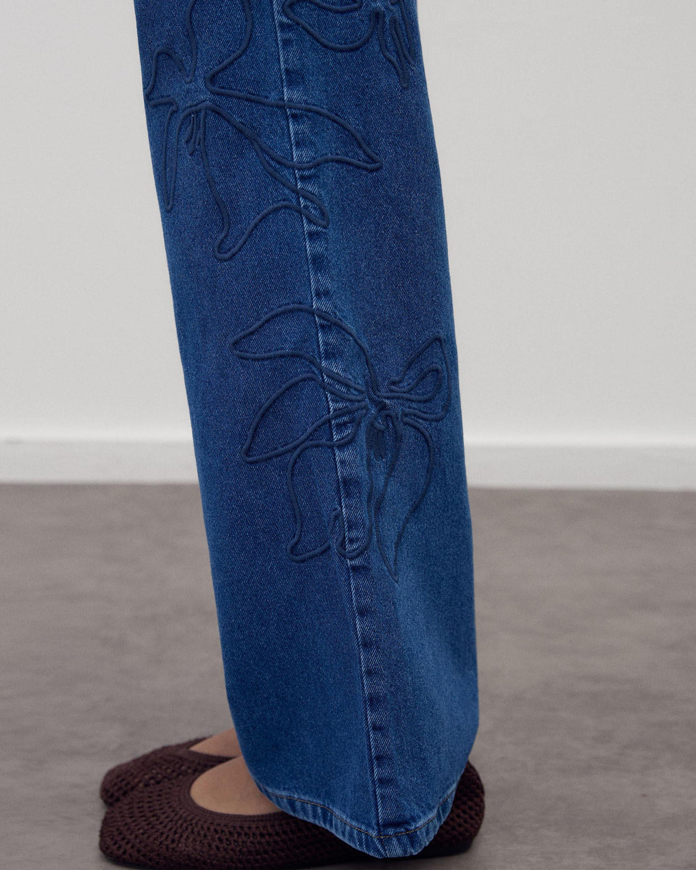 Jeans Bordados Silueta Flor Azul