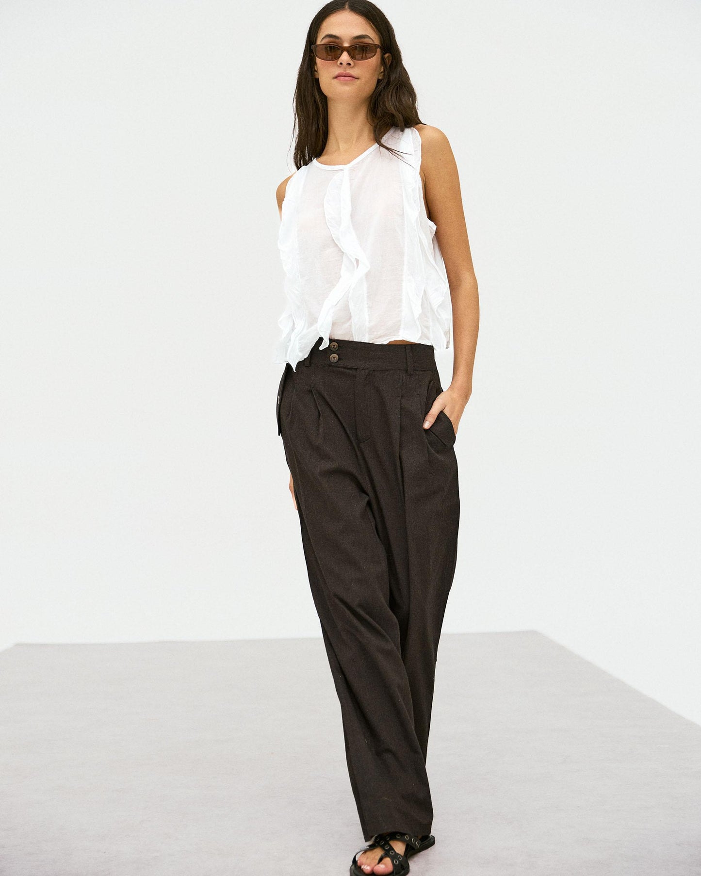 Pantalón Pinzas Bolsillos Laterales Marrón