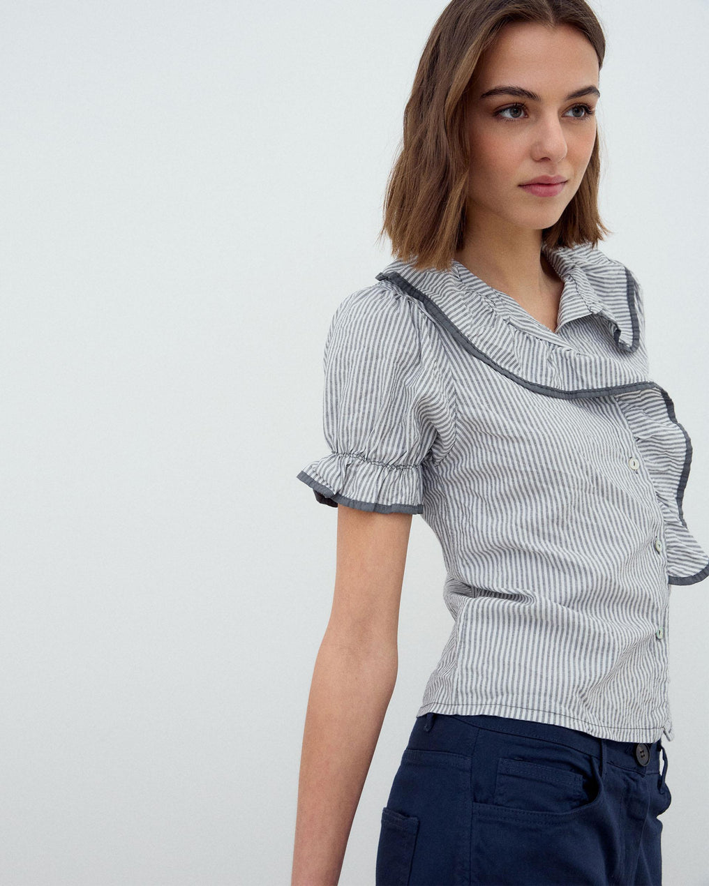 Camisa Volante Lateral Ribete Gris