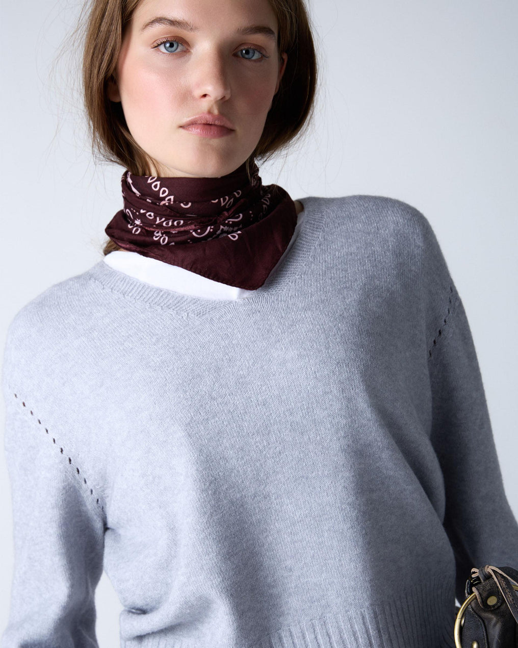 Jersey Cuello Pico Gris