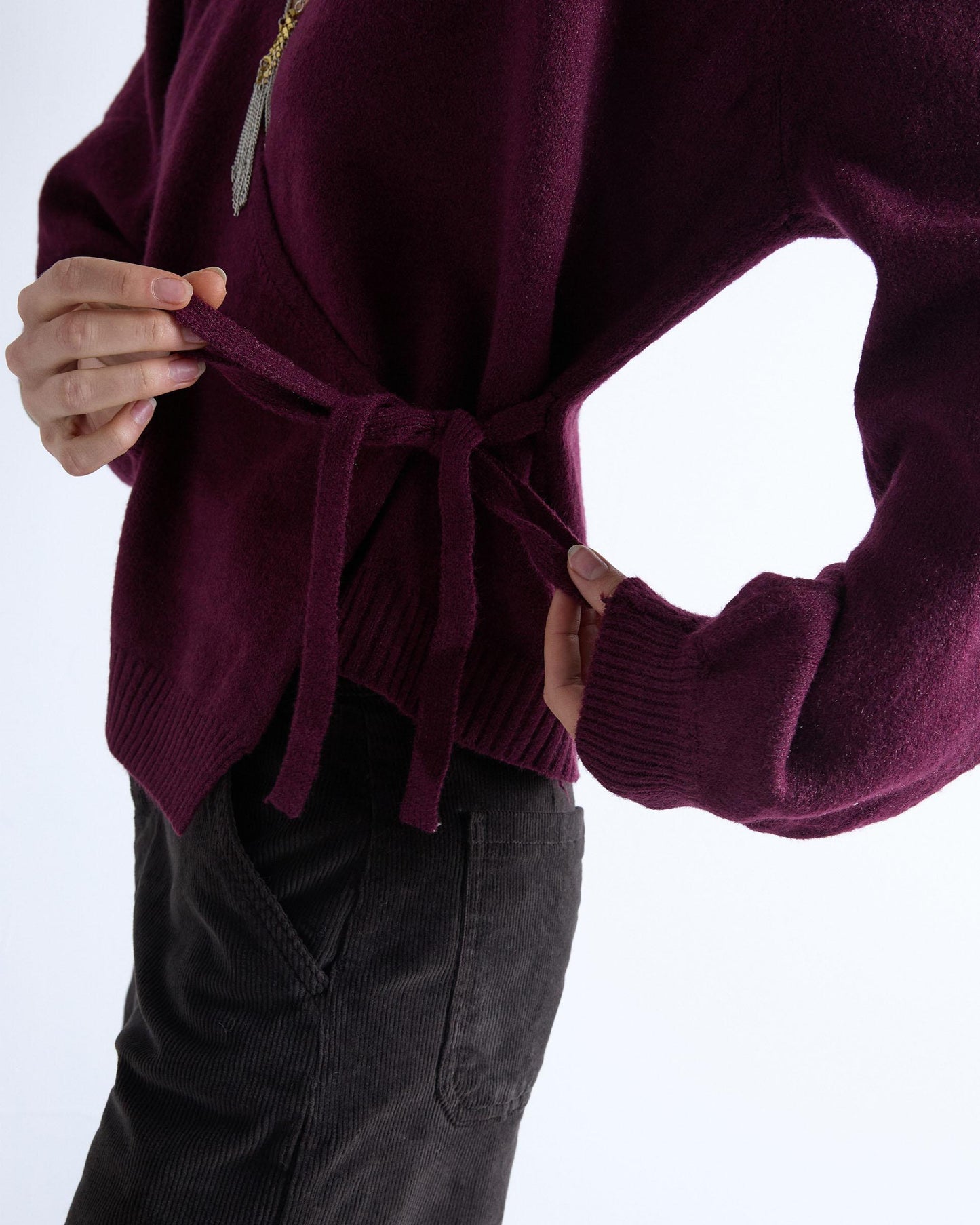 Casaco roxo de abotoamento duplo com fecho de cordões.