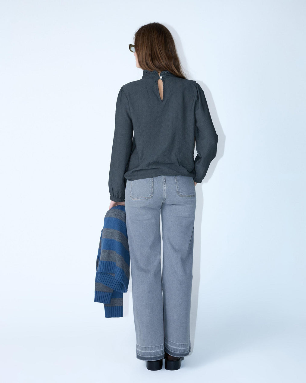 Blusa cinzenta com gola e folhos laterais