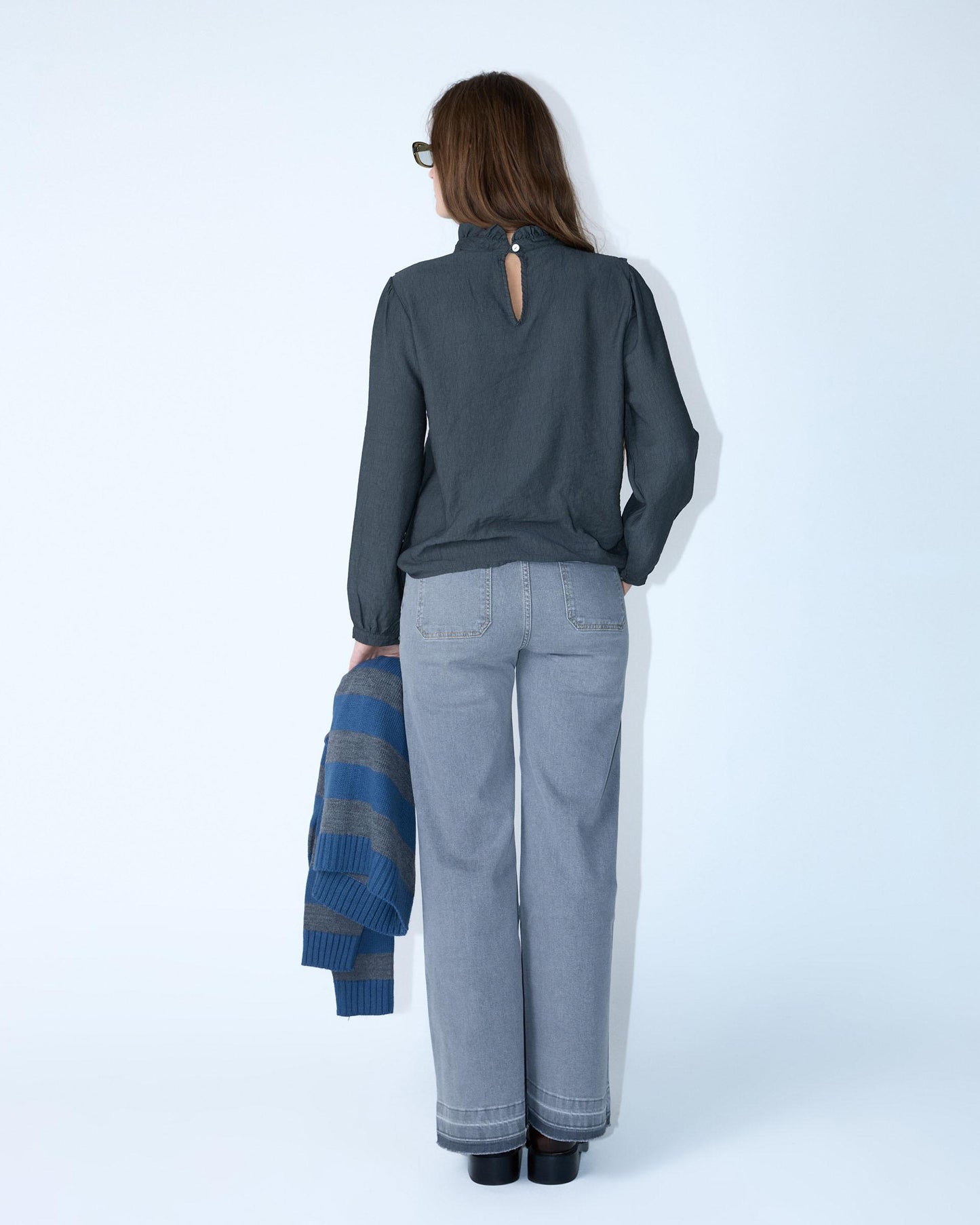 Blusa cinzenta com gola e folhos laterais