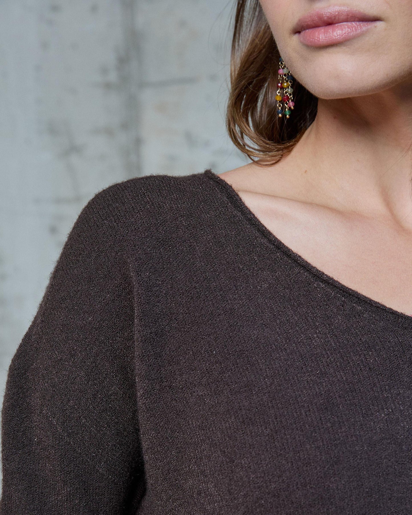 Jersey Cuello Pico Bajo Asimétrico Marrón