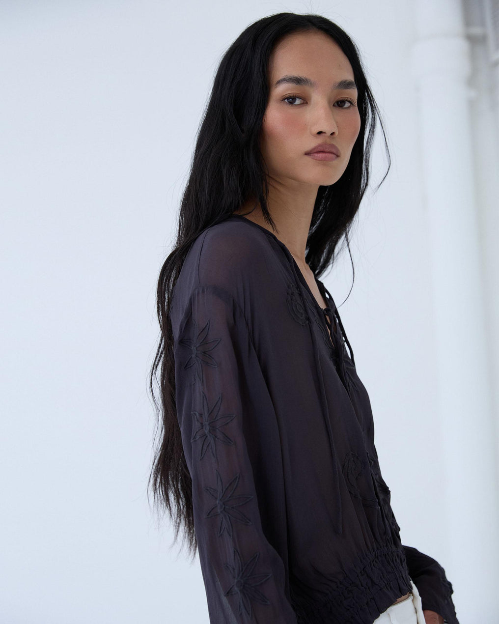 Blusa Bordados Goma Bajo Antracita