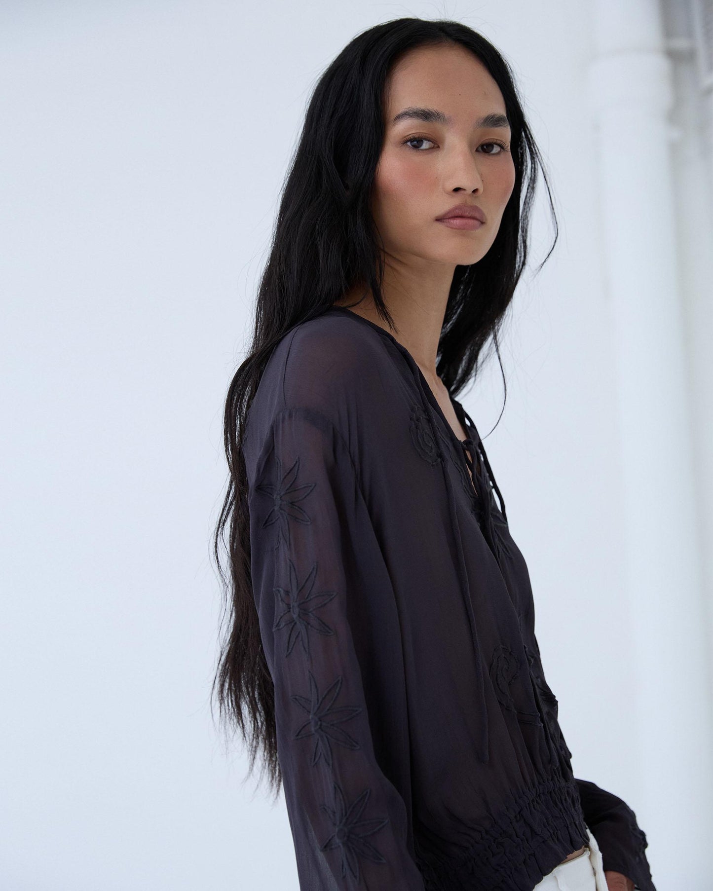 Blusa Bordados Goma Bajo Antracita