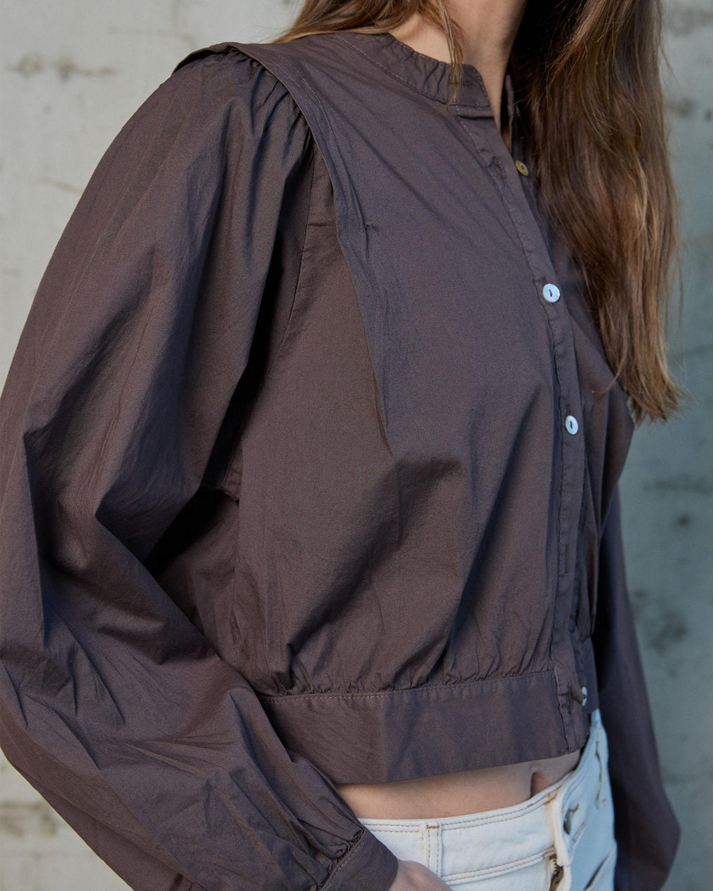 Camisola castanha com lapela e ombro