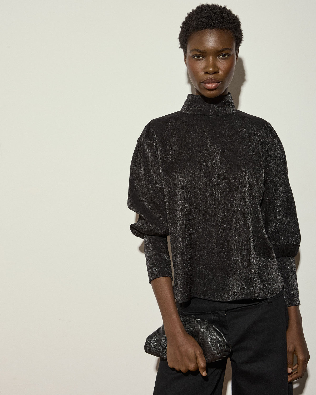 Blusa Cuello Alto Brillo Negro