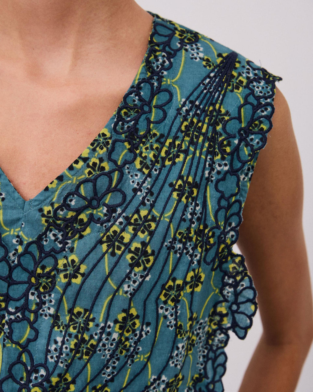 Top Bleu Imprimé à Broderies Florales