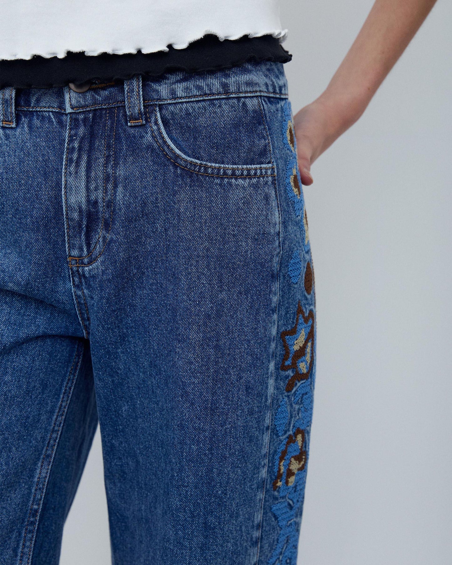 Jeans Bordados Flores Laterais Azul