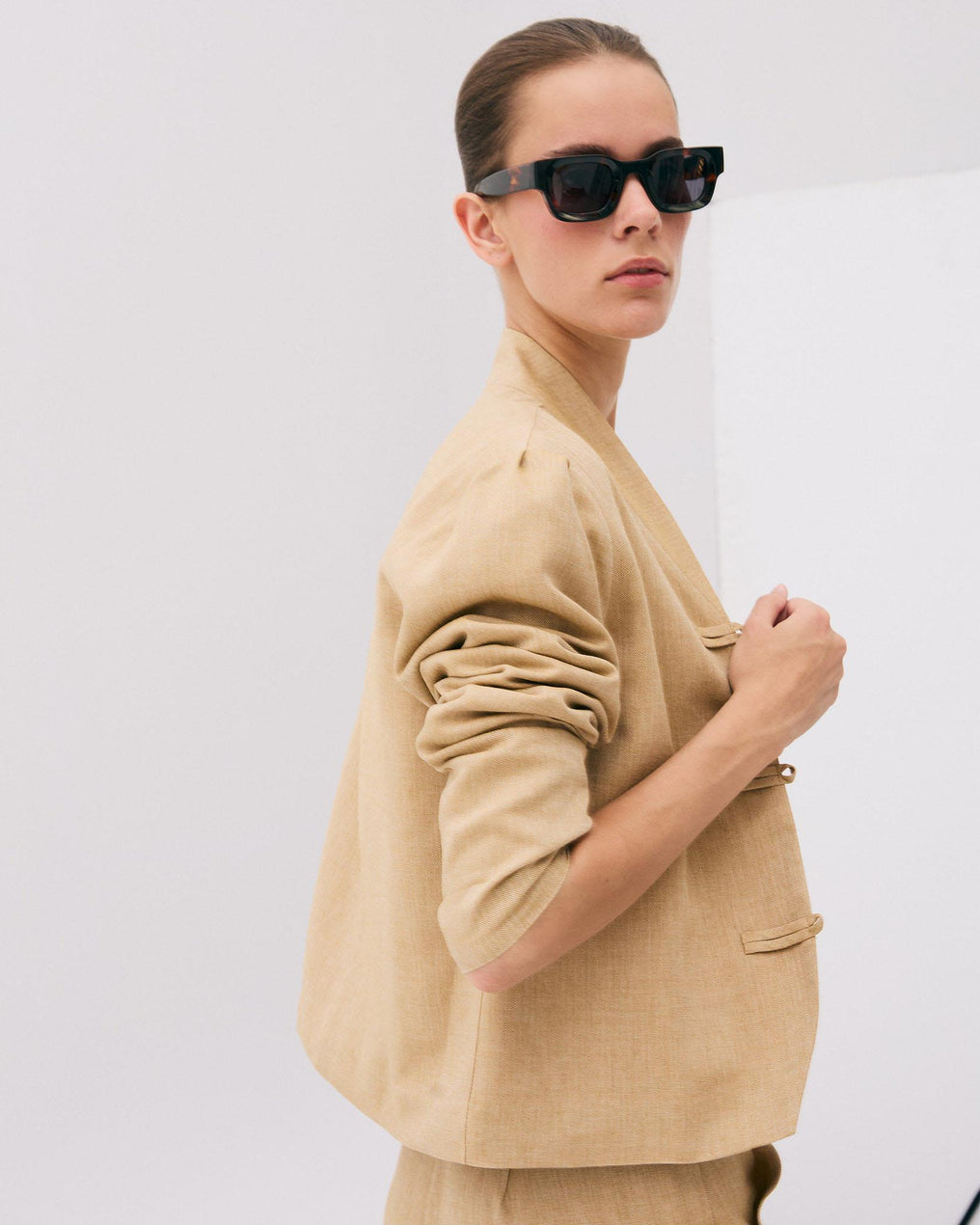 Chaqueta Corta Alamares Espiga Camel