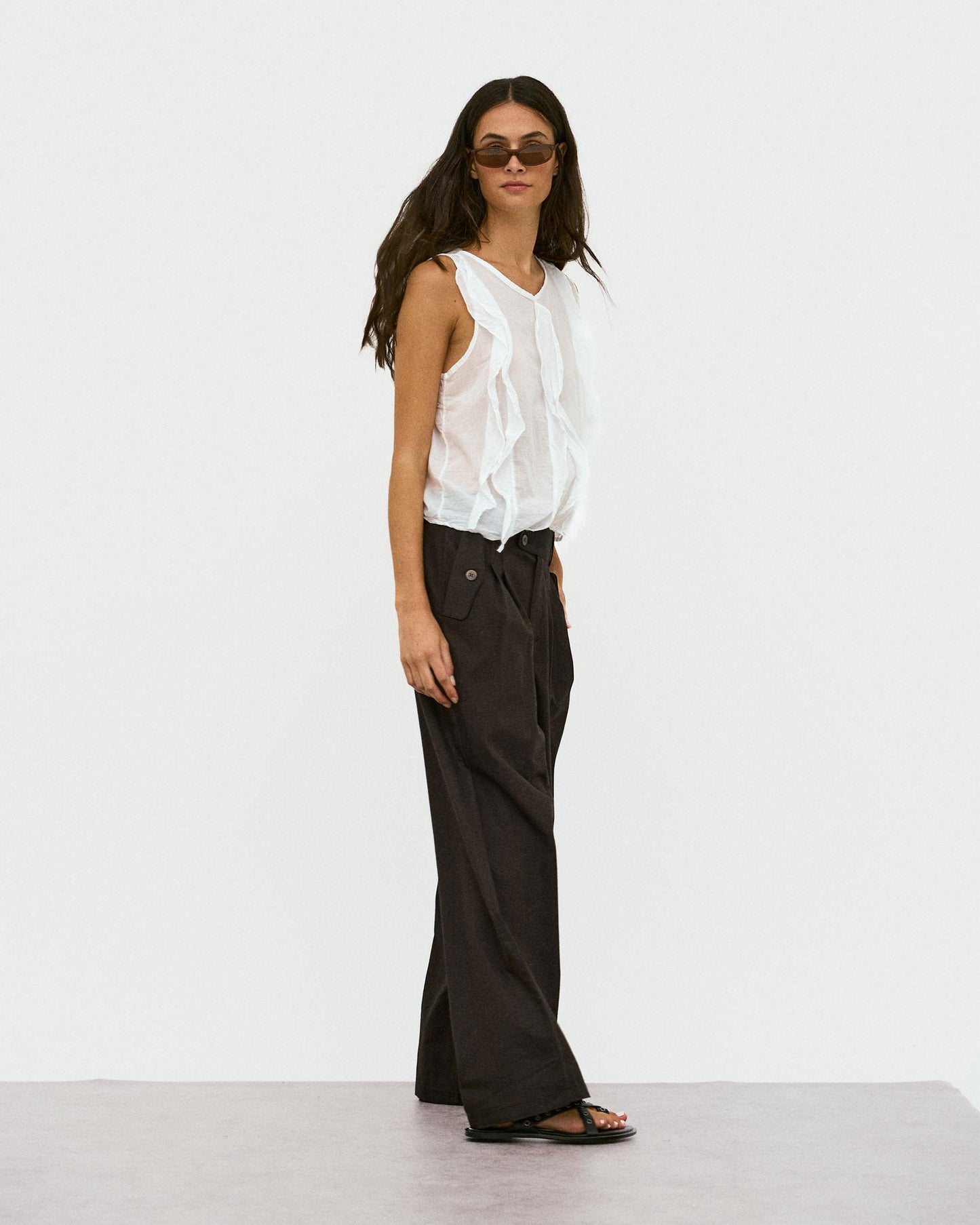 Pantalón Pinzas Bolsillos Laterales Marrón