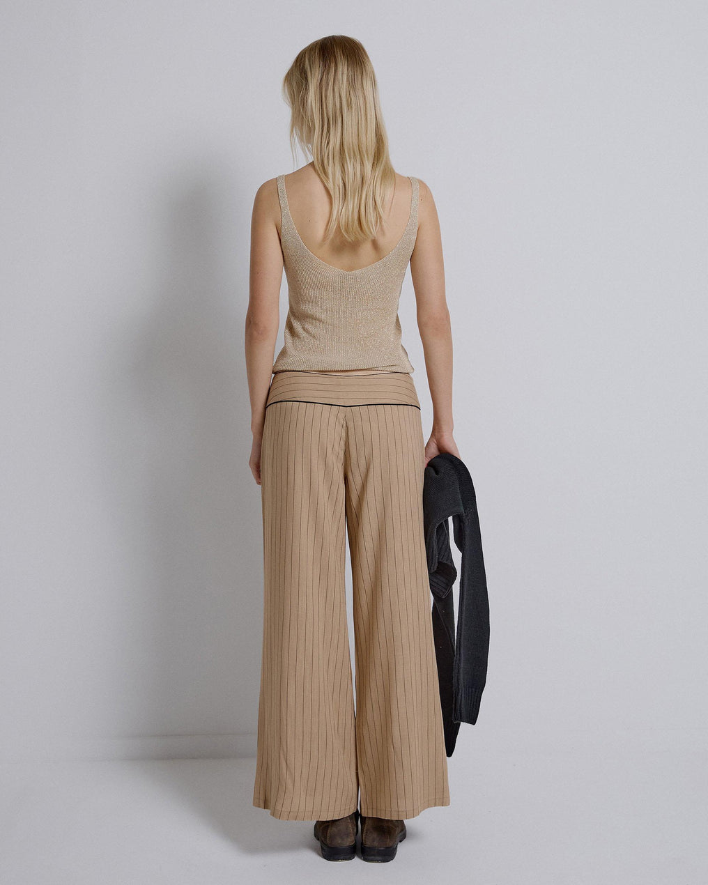 Top com alças de lurex dourado