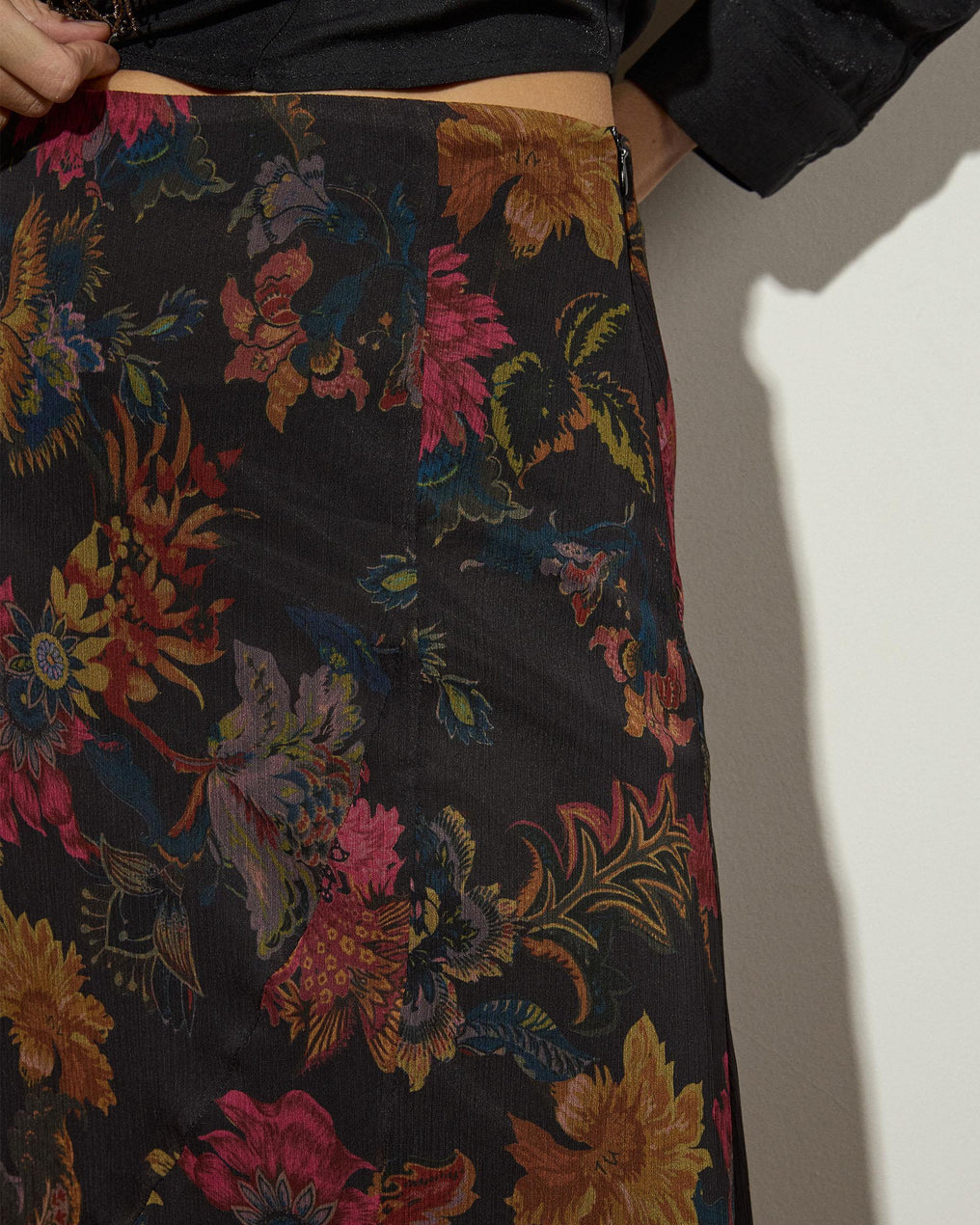Falda Bajo Asimétrico Estampado Floral Negro