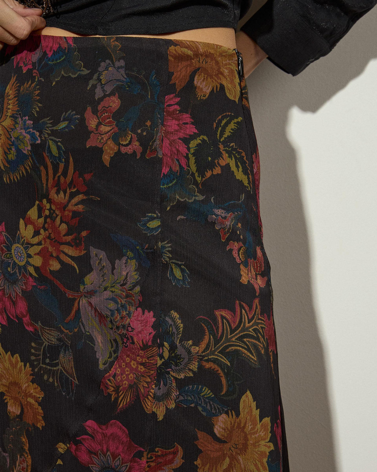 Falda Bajo Asimétrico Estampado Floral Negro