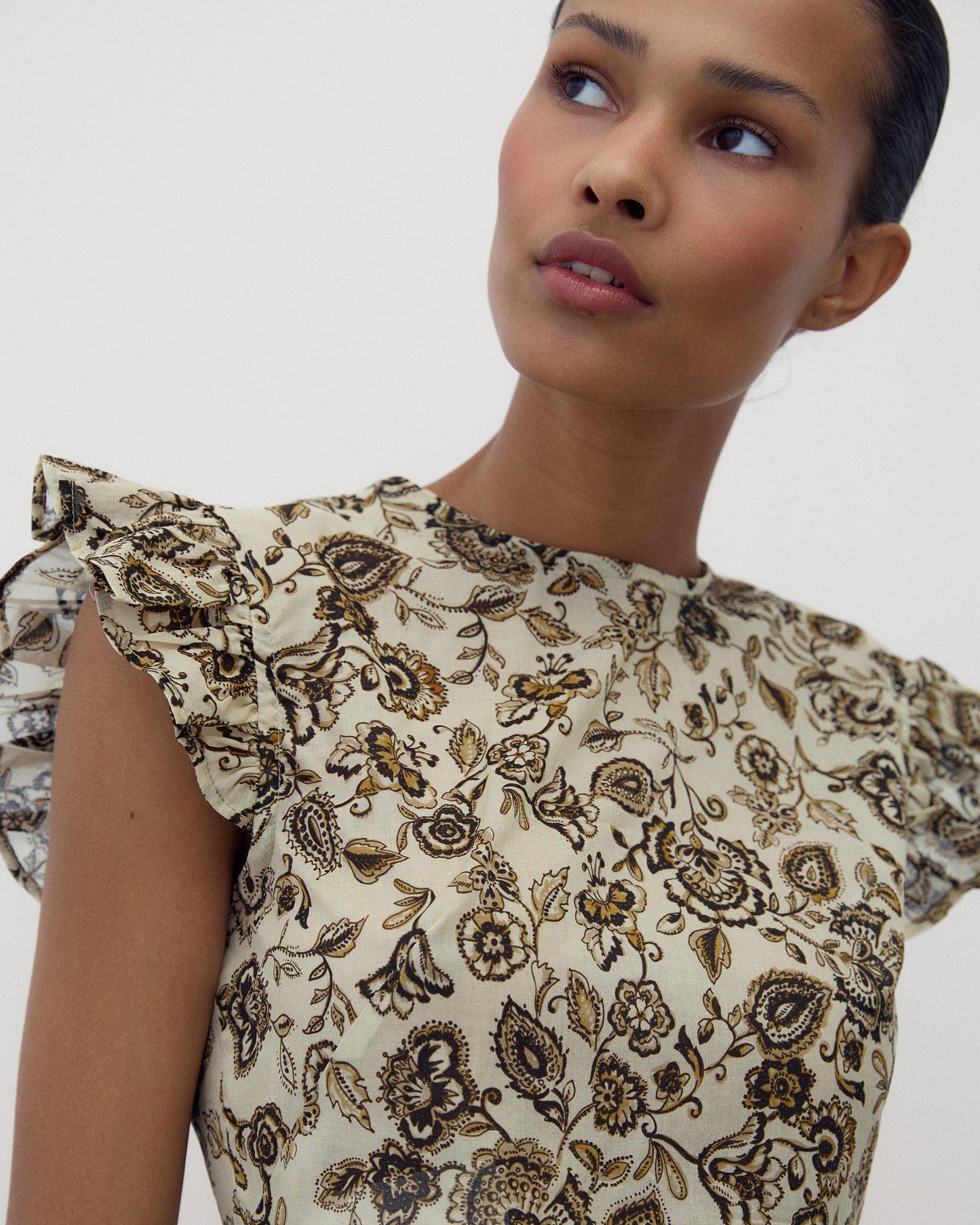 Blusa Volante Bajo Estampado Floral Crudo