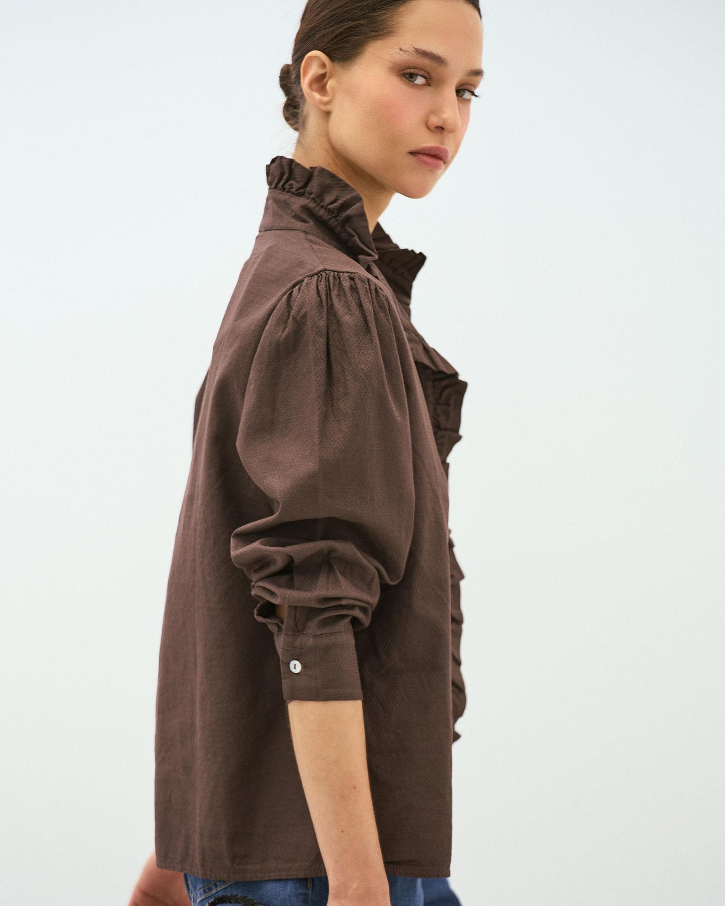 Blouse Col Montant Boutons Volant Marron