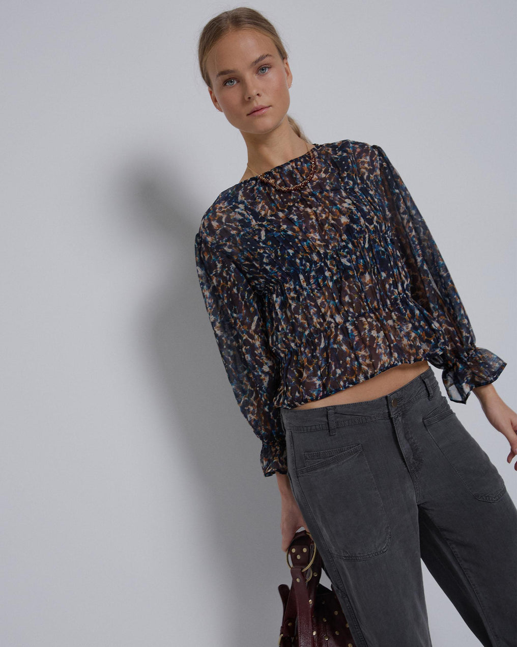 Blusa Gomas Estampada Azul Oscuro