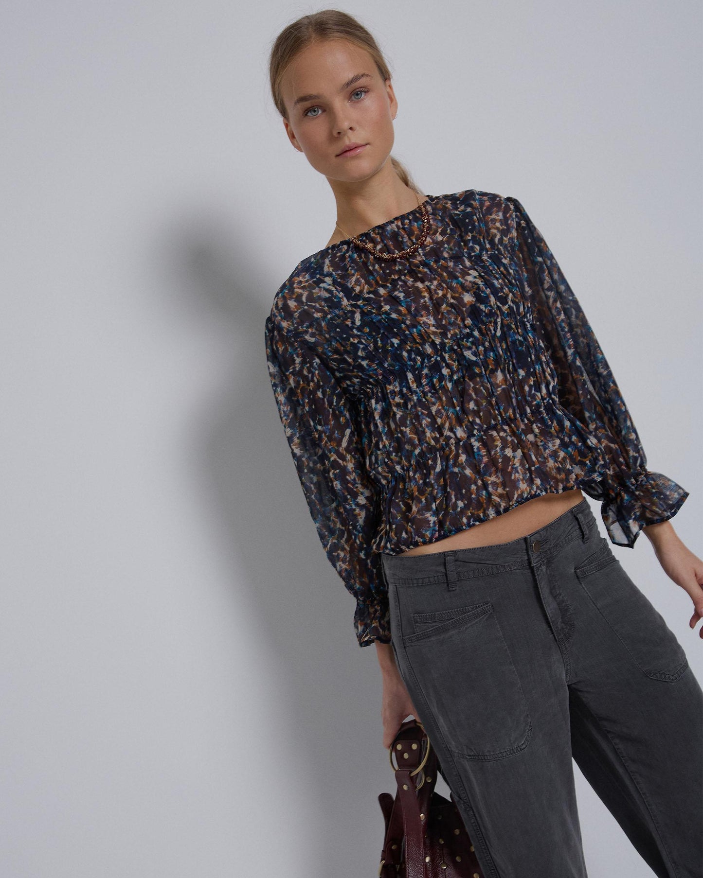 Blusa Gomas Estampada Azul Oscuro